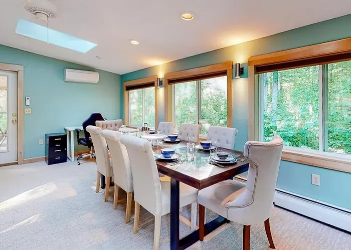 Tree-Lined Home With Screened Porch & Perfect Midcoast Location