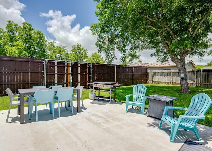 2 Kings Hot Tub Modern Cottage Hill Country