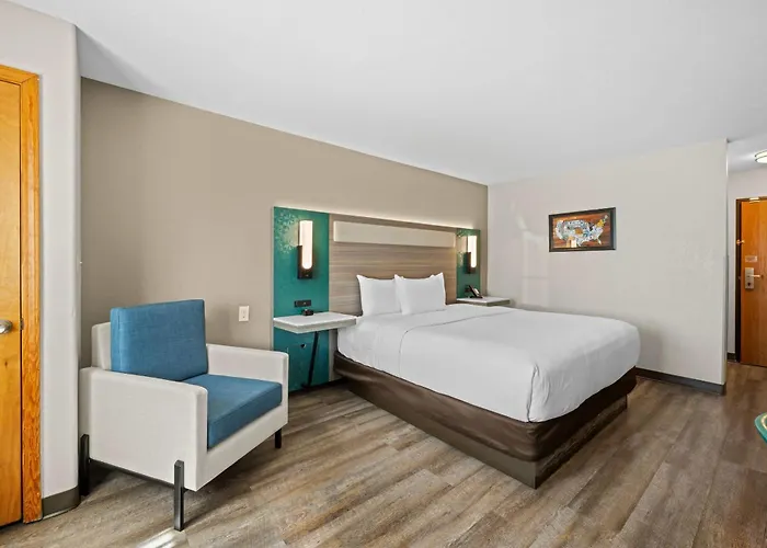 Econo Lodge Inn & Suites Santa Fe South