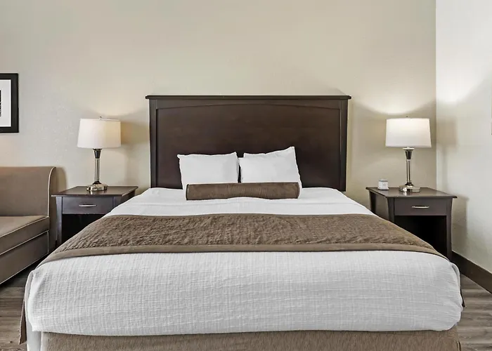 Best Western Plus Chain Of Lakes Inn & Suites