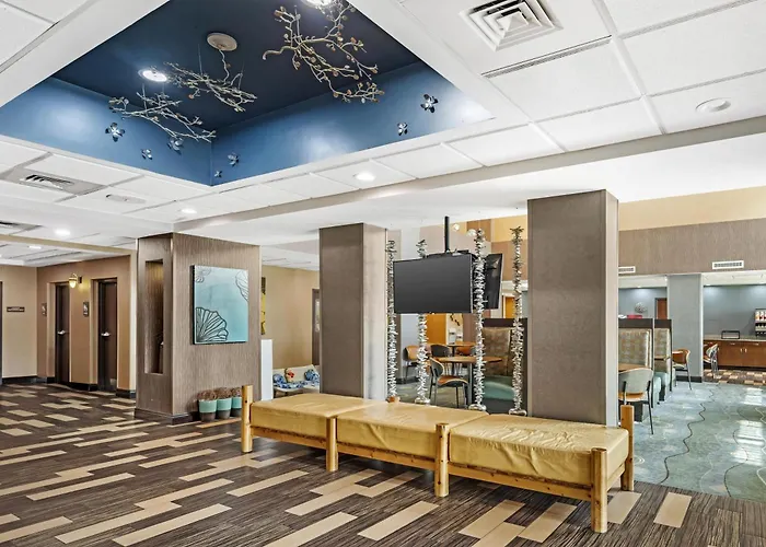 Best Western Plus Chain Of Lakes Inn & Suites