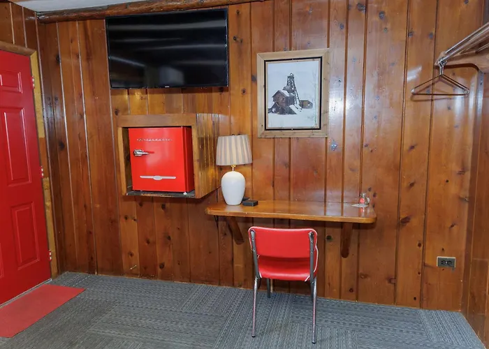 Foot Of The Mountain Motel