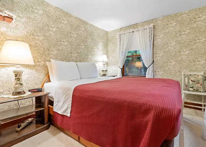 Century-Old Oceanfront Home With Wraparound Porch - Walk Downtown, Dogs Ok