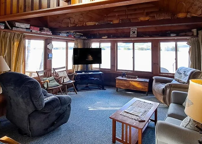 Vintage Lakefront Cabin With Incredible Water Views, Private Dock & Pebble Beach