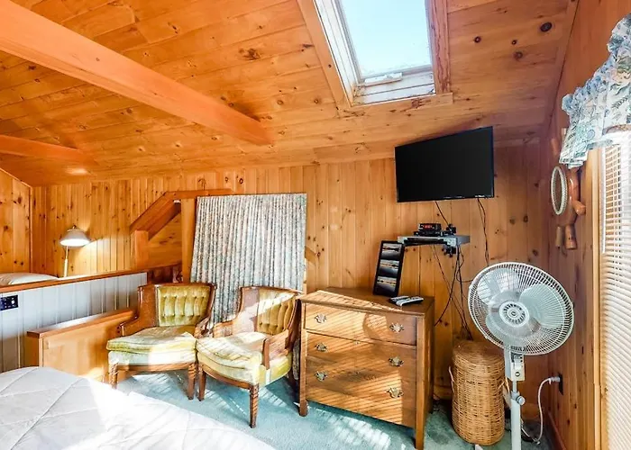 Vintage Lakefront Cabin With Incredible Water Views, Private Dock & Pebble Beach