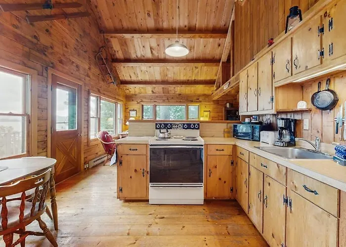 Waterfront Cabin With Amazing Views From The Deck & Lake Access