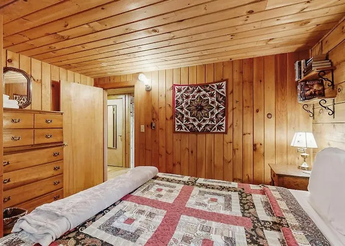 Waterfront Cabin With Amazing Views From The Deck & Lake Access