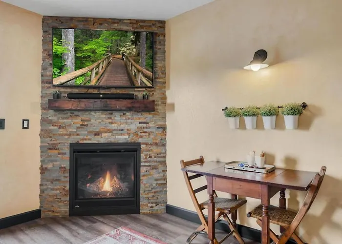 The Rustic Suite With Hot Tub Romantic Getaway On Main Street