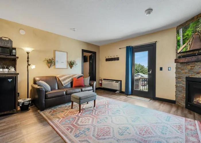 The Rustic Suite With Hot Tub Romantic Getaway On Main Street