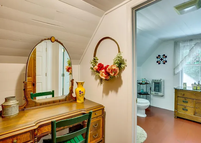 'Lil Red Hen' Cottage In The Boone Area W/ Hot Tub
