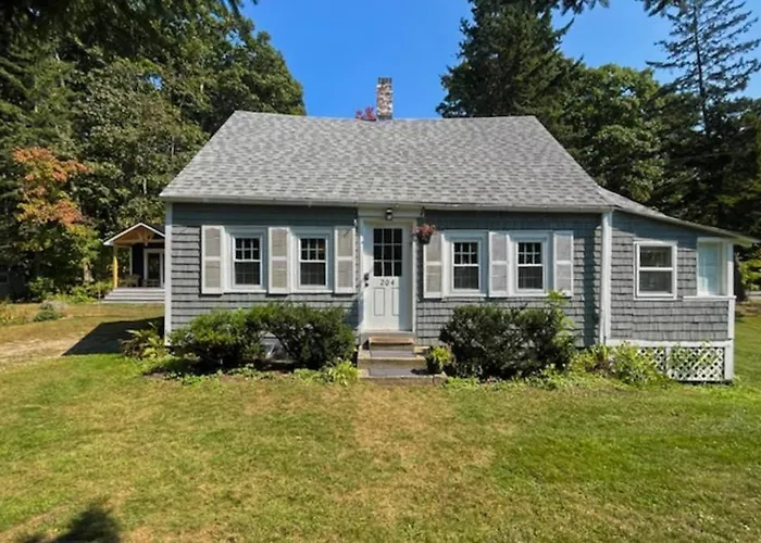 Charming Boothbay Harbor Cottage With Partial Ac, Full Kitchen, And Sun Room
