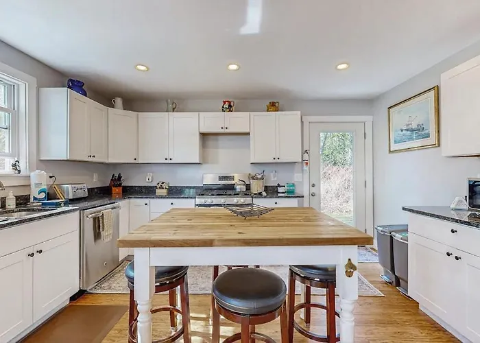 Coastal Bungalow With Large Yard, Beautiful Kitchen, & Great Location