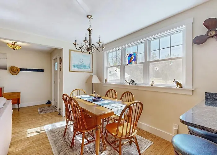 Coastal Bungalow With Large Yard, Beautiful Kitchen, & Great Location