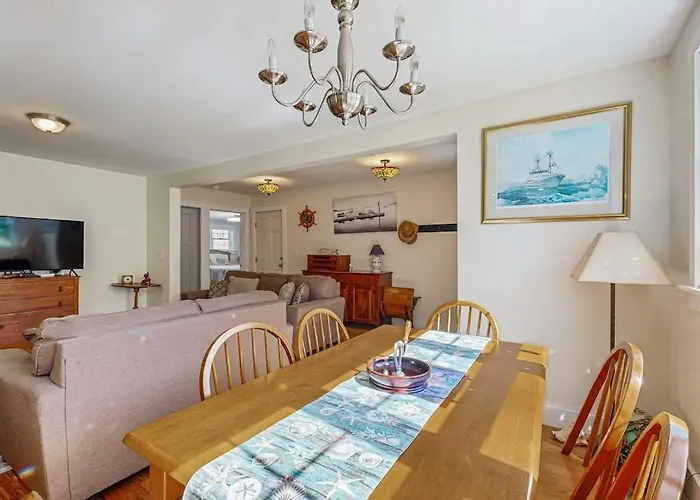 Coastal Bungalow With Large Yard, Beautiful Kitchen, & Great Location