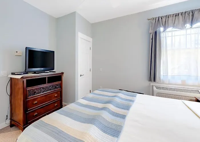 Cozy & Clean Second-Story Suite W/ Kitchenette & Free Wifi - Walk To The Harbor