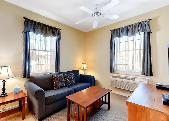 Cozy & Clean Second-Story Suite W/ Kitchenette & Free Wifi - Walk To The Harbor