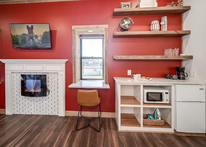 Walk Everywhere Fireplace Downtown Hideaway
