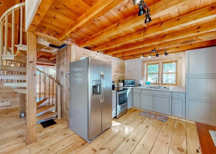 Cozy Woodsy Cabin W/ A Deck, Firepit, Gas Grill, Free Wifi, & Full Kitchen