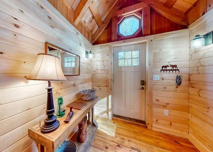 Cozy Woodsy Cabin W/ A Deck, Firepit, Gas Grill, Free Wifi, & Full Kitchen