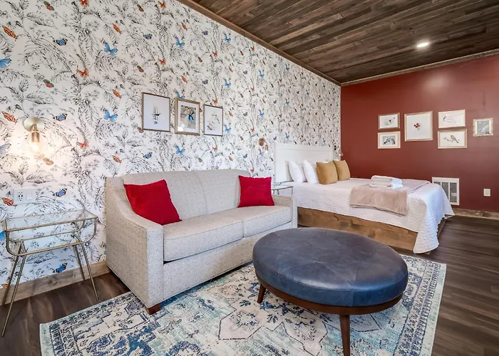 Walk Everywhere Fireplace Downtown Hideaway