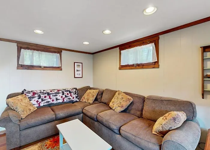 Secluded Lakefront Cottage Great Views, Dock & Boat Launch