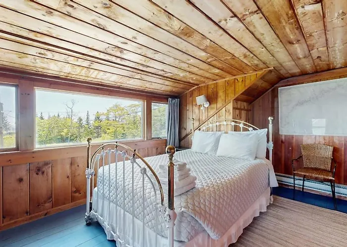 Ocean Point Colony Home W/ Sunroom & Sweeping Ocean Views, Dog-Friendly