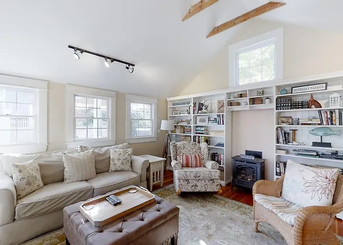 Historical New England Home, Outdoor Shower , Dog-Friendly
