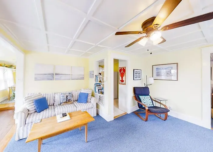 Dog-Friendly Fisher Hill Home With Patio And Wood Stove - Walk To The Harbor