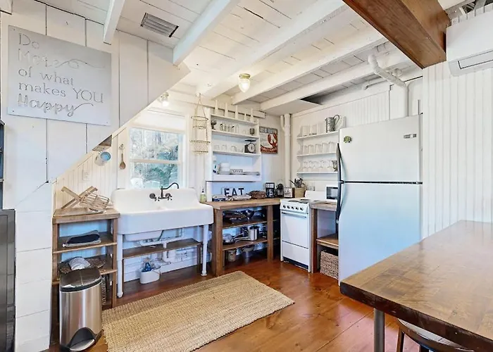 Iconic Downtown Retreat With Firepit & Fireplace- Walk To Harbor Footbridge