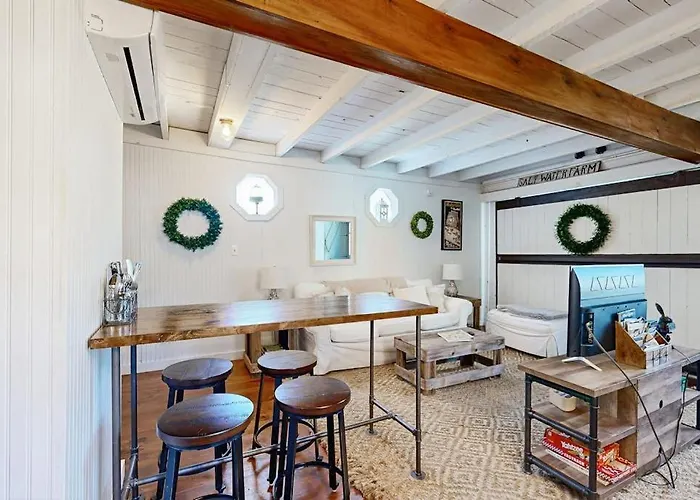 Iconic Downtown Retreat With Firepit & Fireplace- Walk To Harbor Footbridge