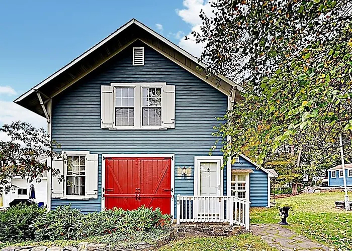 Historical New England Home, Outdoor Shower , Dog-Friendly