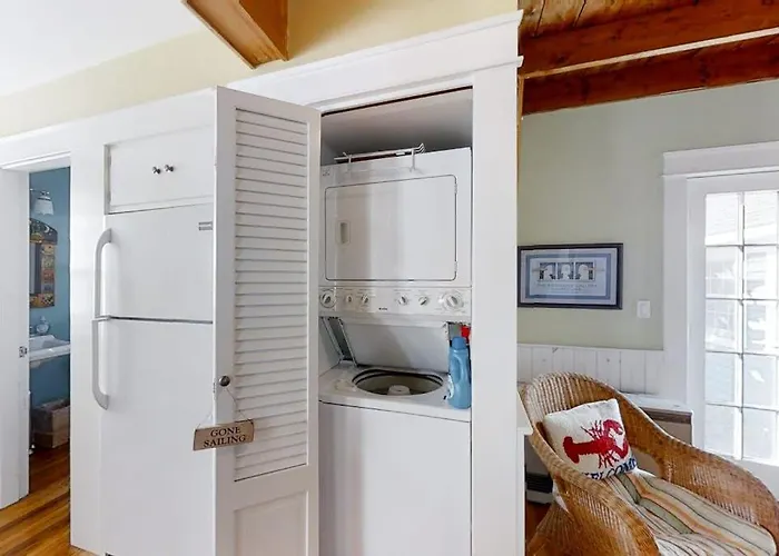 Historical New England Home, Outdoor Shower , Dog-Friendly