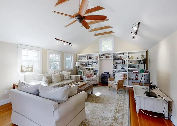 Historical New England Home, Outdoor Shower , Dog-Friendly