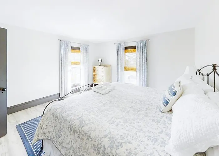 Newly Renovated Haven W/ Deck, Walk To Shops, Dining & Marina, Pet Friendly