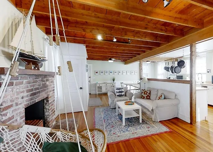 Historical New England Home, Outdoor Shower , Dog-Friendly