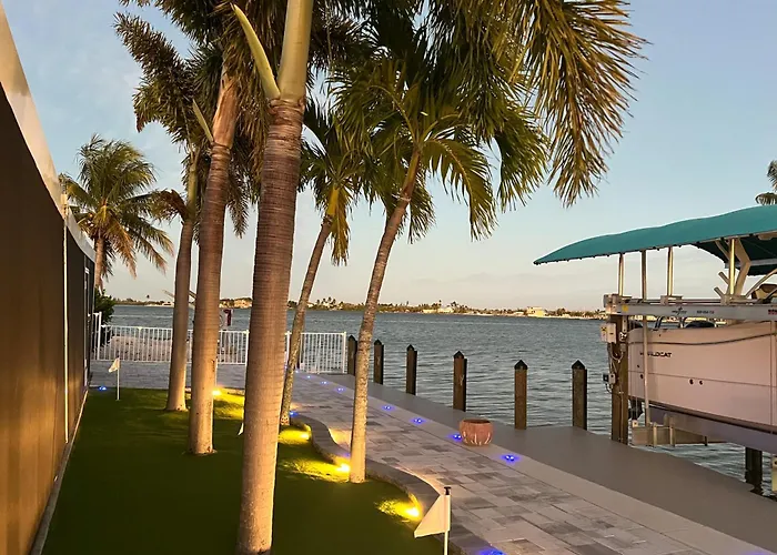 Matlacha Waterfront Retreat: Dock & Hot Tub!