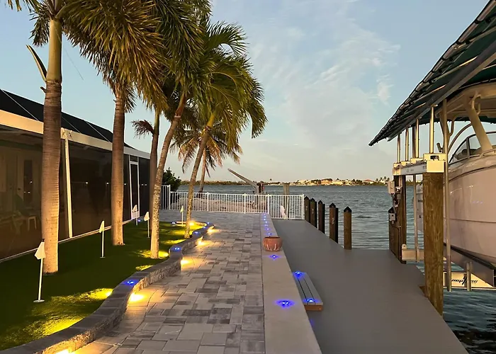 Matlacha Waterfront Retreat: Dock & Hot Tub!