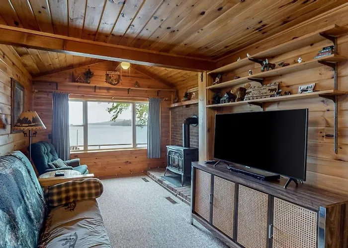 Lake Front Home With Privately Shared Dock For The Homes In This Complex