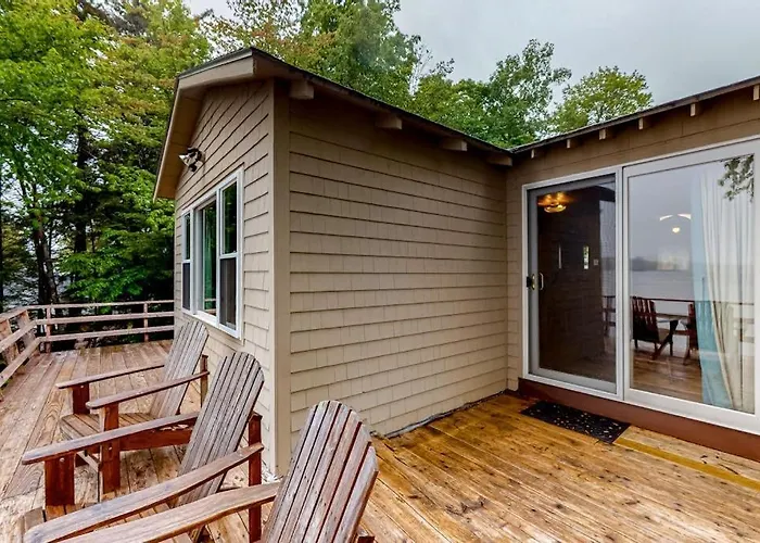 Lake Front Home With Privately Shared Dock For The Homes In This Complex