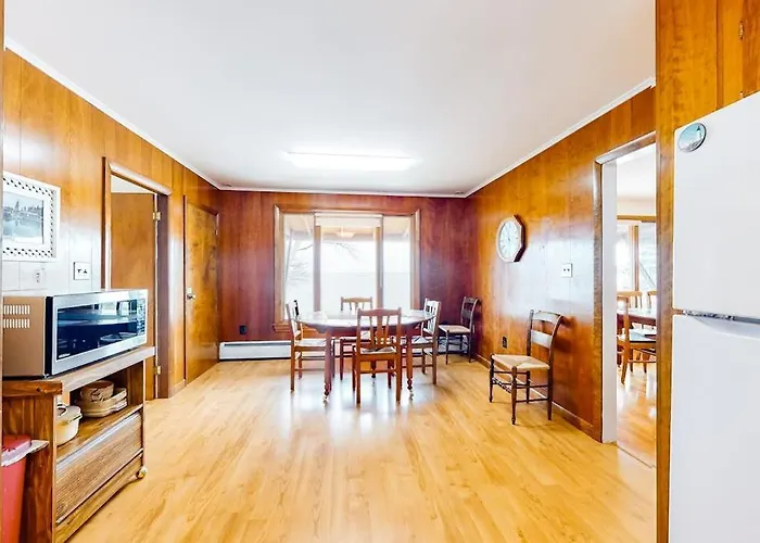 Waterfront Home With Beautiful Bay Views - Near Shops & Dining