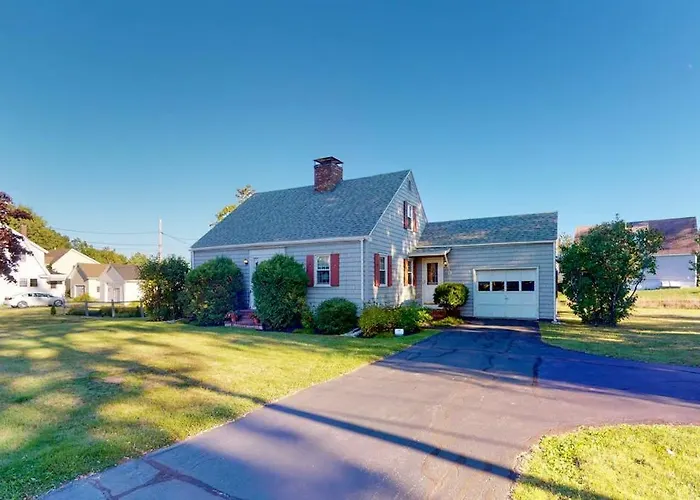 Comfortable Home Near The Beach - Dog-Friendly - Full Kitchen & Washer/Dryer