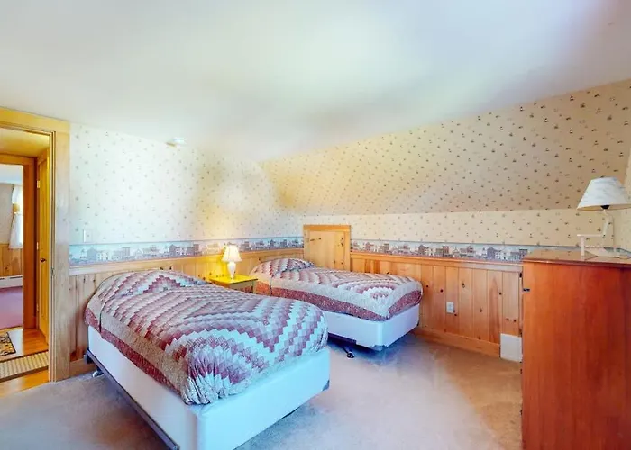 Comfortable Home Near The Beach - Dog-Friendly - Full Kitchen & Washer/Dryer