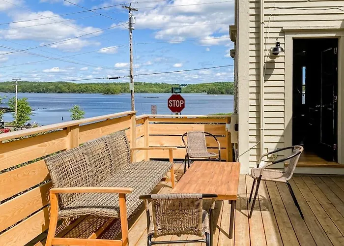 Sweeping Sheepscot River Views In Newly Renovated 200 Year Old Wiscasset Home