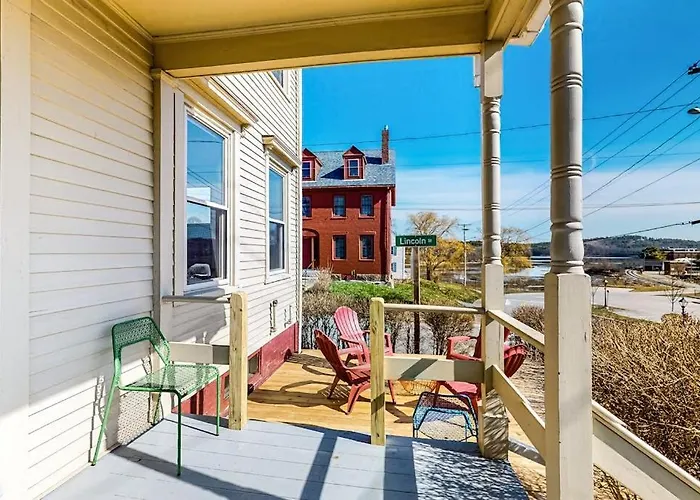 Sweeping Sheepscot River Views In Newly Renovated 200 Year Old Wiscasset Home