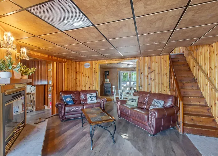 Riverside Cabin With Private Fishing Access!