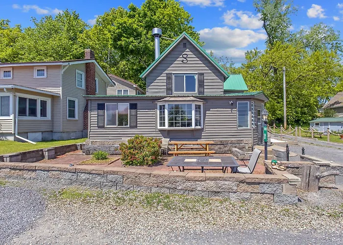 Riverside Cabin With Private Fishing Access!