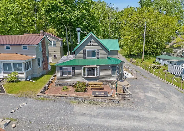 Riverside Cabin With Private Fishing Access!