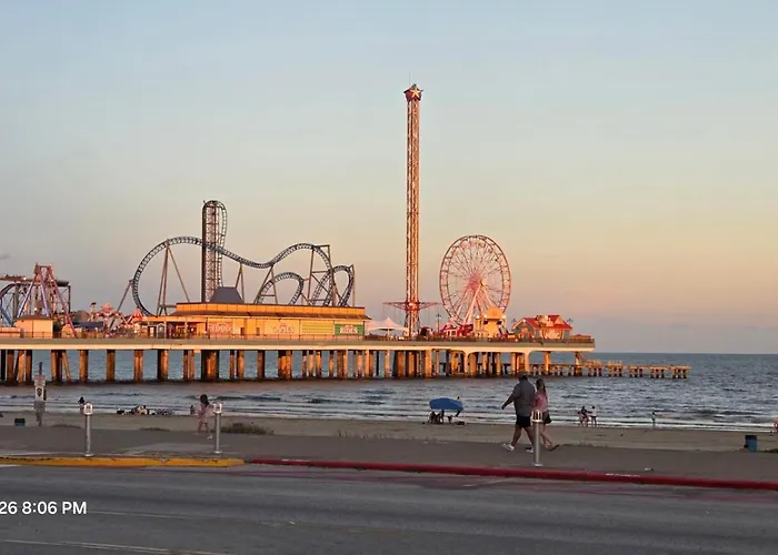 Casaazul: Beachfront Couples Retreat Near Pleasure Pier