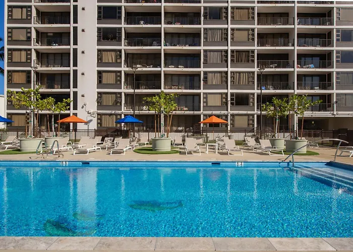 Waikiki Banyan 22Nd Fl - Ocean Views, Pool & Beach Access