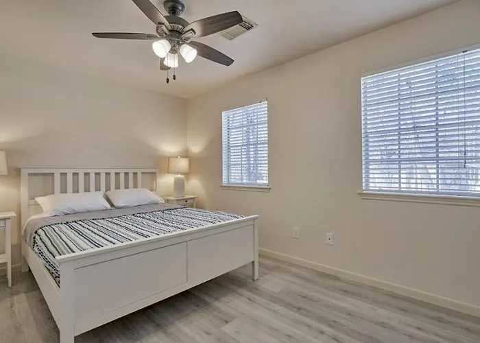 The Woodlands 4Br Forest Retreat-Pool, Spa, Grill, Nature Trails & Baby Friendly
